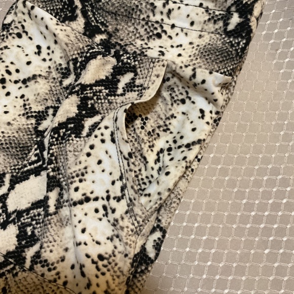 LOVE❤️ STREAK LEGGINGS (VERY VERY SOFT) - Picture 3 of 5